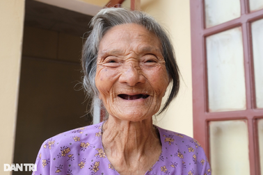 Niềm vui trong căn nhà mới của mẹ già hơn 90 tuổi nuôi 2 con thần kinh