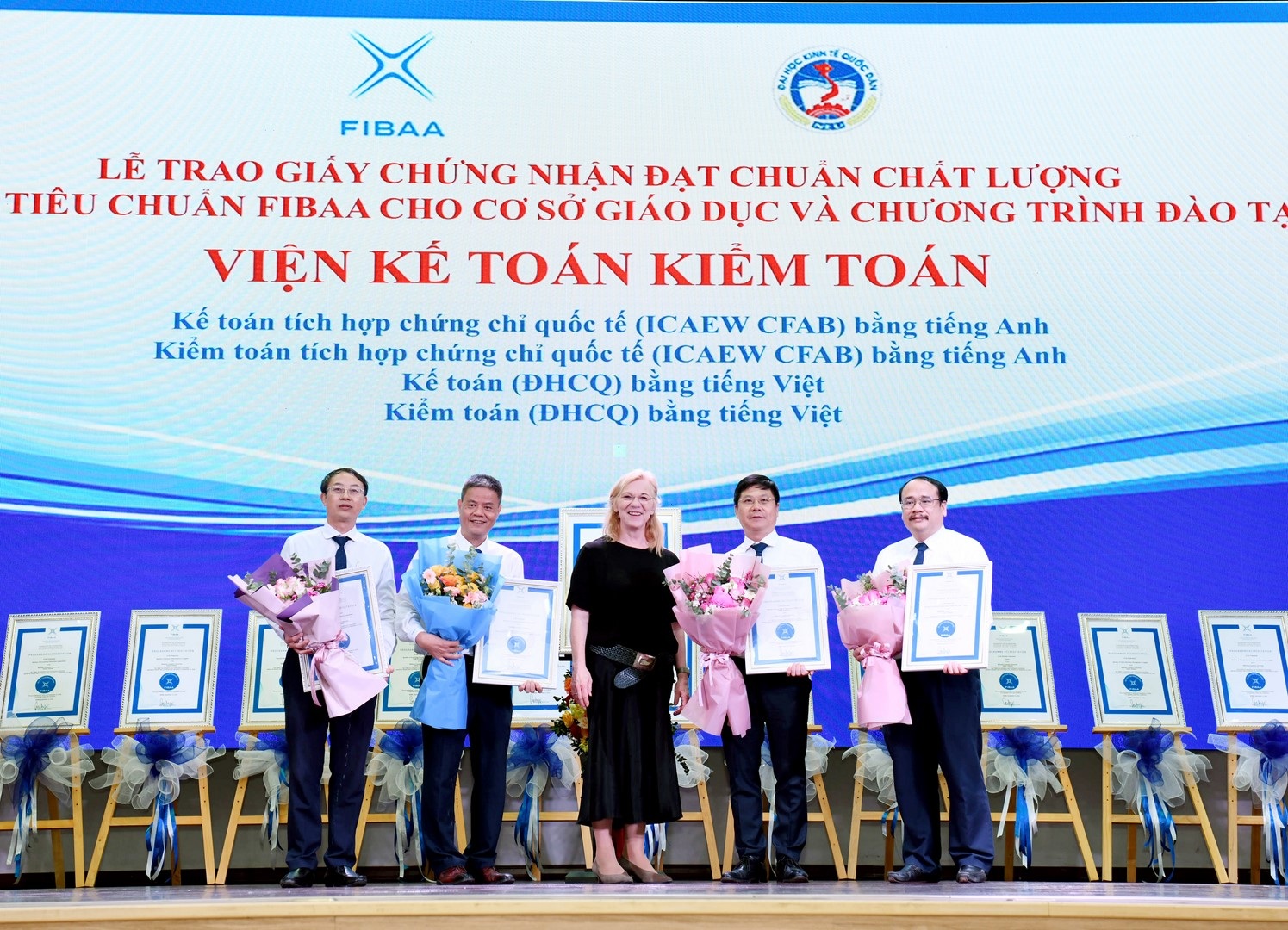 Zintegrowany program księgowości i audytu ICAEW CFAB NEU spełnia standardy FIBAA - 1 Chương trình kế toán, kiểm toán tích hợp ICAEW CFAB của NEU đạt chuẩn FIBAA - 1