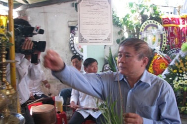 Lãnh đạo Bộ GD&ĐT viếng các cô giáo trong vụ tai nạn ở Khánh Hòa 