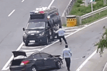 Tài xế cướp ô tô cảnh sát để bỏ trốn sau khi tự gây tai nạn