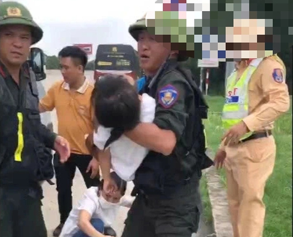 CSGT kịp thời đưa cháu bé bị co giật trên cao tốc đi cấp cứu - 1 CSGT kịp thời đưa cháu bé bị co giật trên cao tốc đi cấp cứu - 1