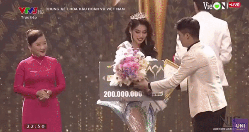Khoảnh khắc Thảo Nhi Lê bị rơi vương miện Á hậu gây bão mạng xã hội - 2 Khoảnh khắc Thảo Nhi Lê bị rơi vương miện Á hậu gây bão mạng xã hội - 2