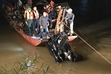 Trục vớt ô tô rơi khỏi cầu Chương Dương: Trong xe có 2 thi thể