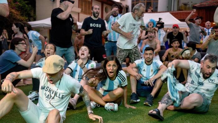 Liều thuốc Messi xoa dịu nỗi đau khủng hoảng kinh tế của Argentina - 4 Liều thuốc Messi xoa dịu nỗi đau khủng hoảng kinh tế của Argentina - 4