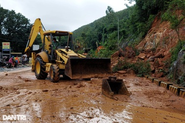 Đất, đá bất ngờ đổ ập xuống dòng xe đang chạy trên đường