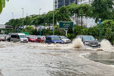Hà Nội: Mưa lớn ngày cuối tuần, hàng loạt ô tô chết máy
