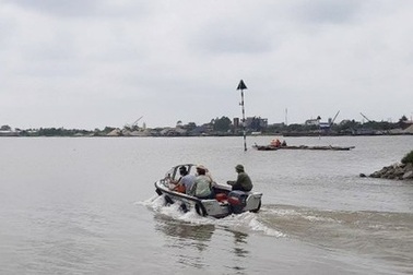 Nam Định: Cảnh sát nổ súng bắt nhóm "cát tặc" trên sông Ninh Cơ