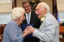 Chú rể 94 kể về lần đầu cô dâu 99 tuổi ở lại qua đêm