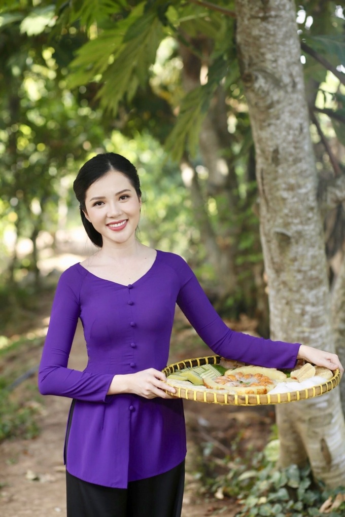 Hoa khôi Huỳnh Thúy Vi dịu dàng làm “đại sứ Lễ Hội bánh dân gian Nam Bộ” - 6 Hoa khôi Huỳnh Thúy Vi dịu dàng làm “đại sứ Lễ Hội bánh dân gian Nam Bộ” - 6