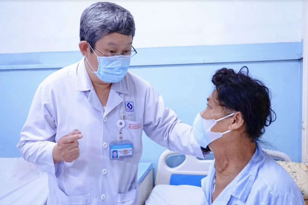 Người phụ nữ biến dạng cơ thể như ễnh ương vì khối bướu 30 năm không mổ - 2 Người phụ nữ biến dạng cơ thể như ễnh ương vì khối bướu 30 năm không mổ - 2