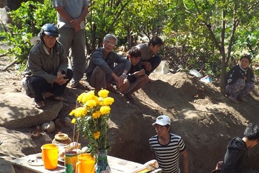 Hố chôn người tập thể được phát hiện như thế nào?
