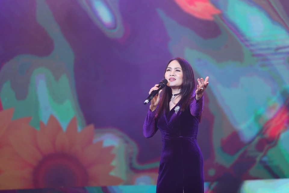 Sắc xuân vui tươi trong chương trình nghệ thuật Vững bước dưới cờ Đảng - 1 Sắc xuân vui tươi trong chương trình nghệ thuật Vững bước dưới cờ Đảng - 1