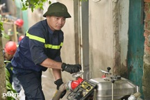 Lực lượng chức năng lội nước hỗ trợ người dân tại điểm ngập ở TPHCM