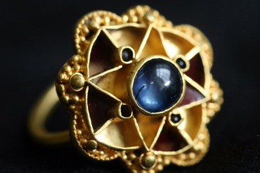 Tình cờ nhặt được bảo vật 1.600 năm tuổi của đế vương