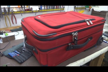 Mở khóa vali trong nháy mắt bằng bút bi