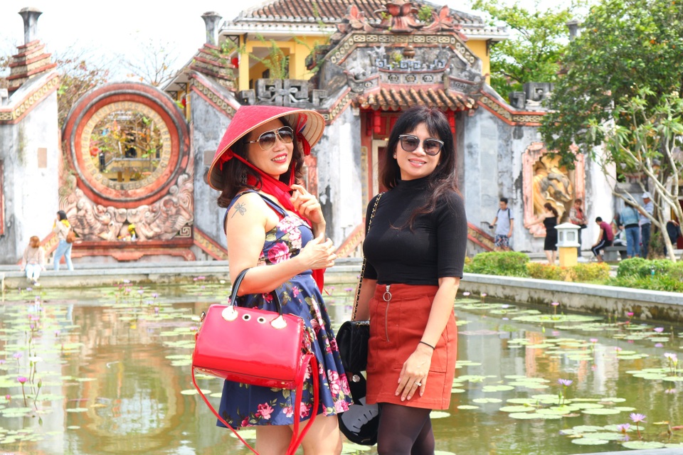 Du khách “xúng xính” check-in Hội An những ngày đầu năm mới - 8