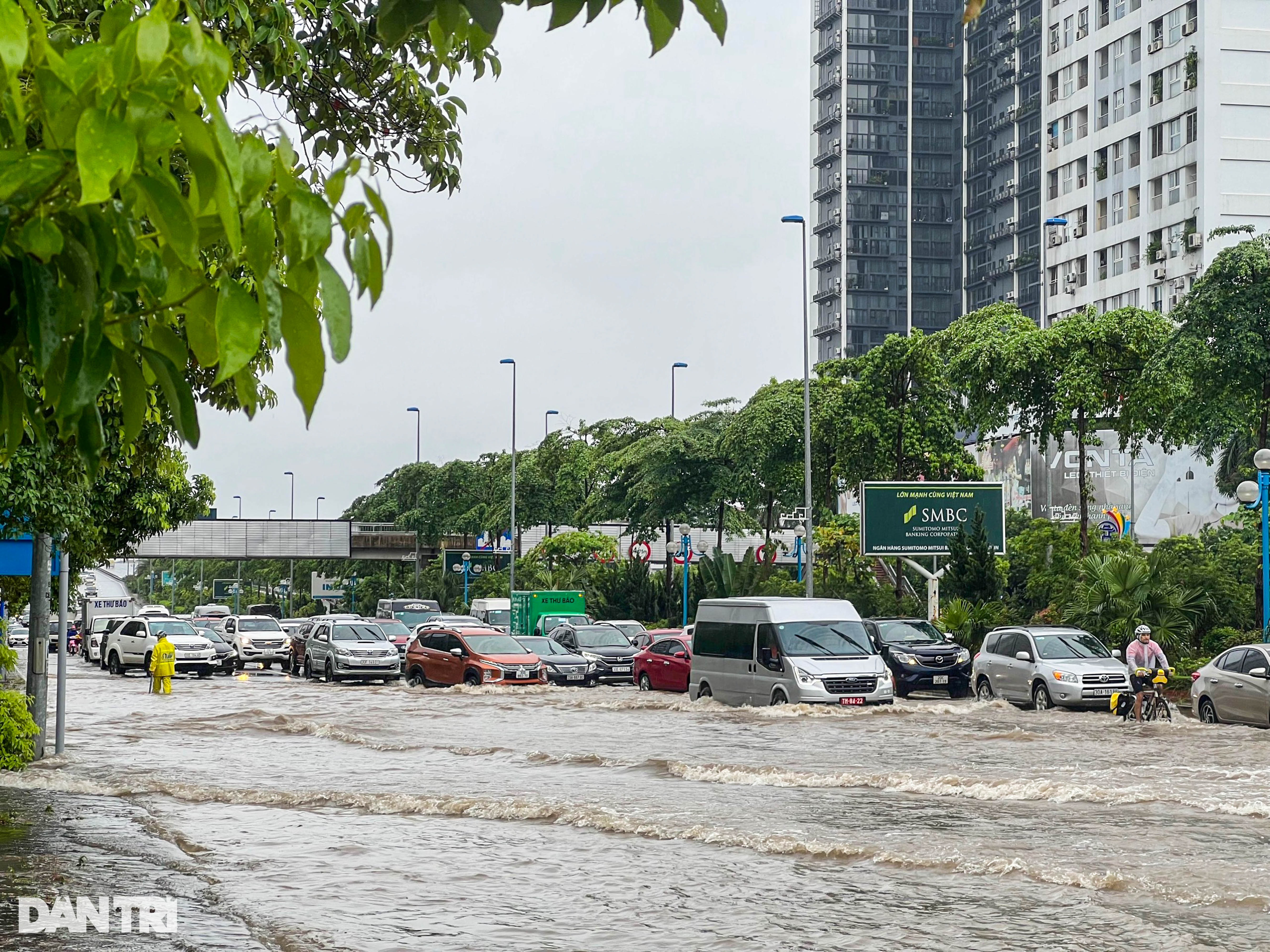 Hà Nội: Mưa lớn ngày cuối tuần, hàng loạt ô tô chết máy - 1