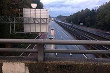 Lái ô tô gặp người tự tử nhảy trúng xe, cô gái chết thảm