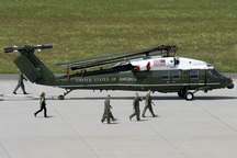 Phi đội Mỹ kiểm tra "siêu trực thăng" chở Tổng thống tại Nội Bài