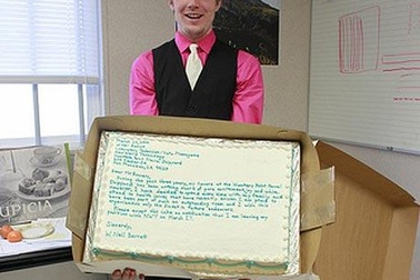 Viết đơn thôi việc trên bánh ngọt 