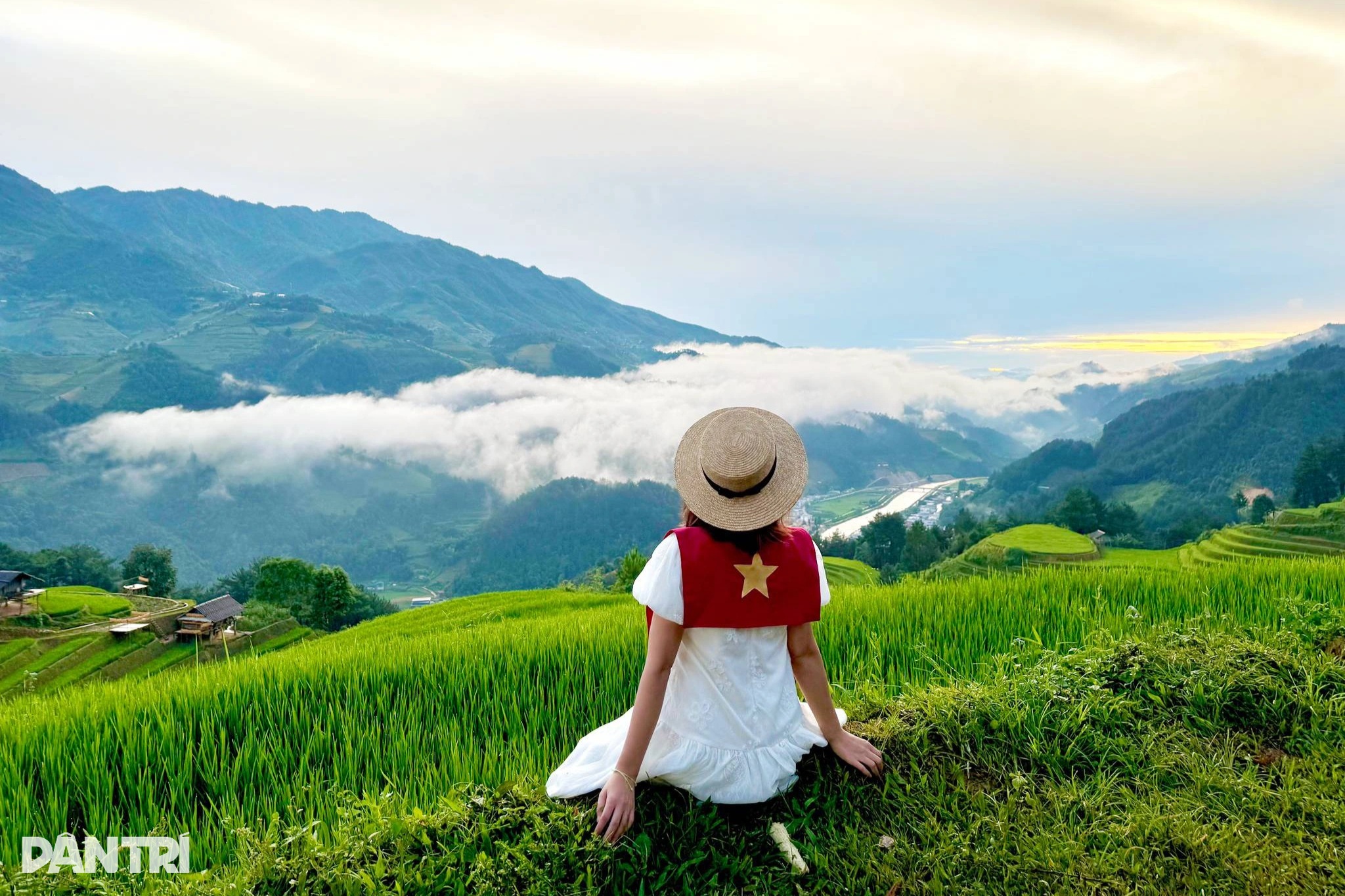 Sợ cảnh chen chúc check-in, khách tranh thủ lên Mù Cang Chải ngắm lúa sớm - 2