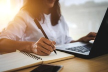 Học trực tuyến, điểm số và những nỗi sợ vô hình của giới trẻ