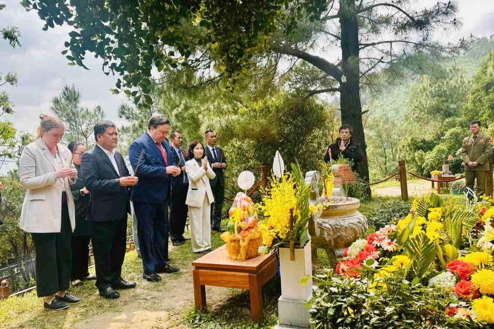 Đại sứ Hoa Kỳ lần đầu viếng mộ Đại tướng Võ Nguyên Giáp - 1 Đại sứ Hoa Kỳ lần đầu viếng mộ Đại tướng Võ Nguyên Giáp - 1