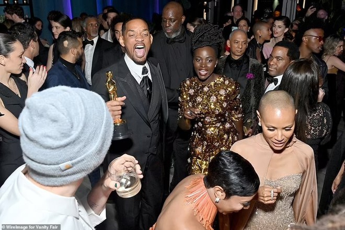 Hình phạt đầu tiên dành cho Will Smith sau bê bối tát đồng nghiệp - 2 Hình phạt đầu tiên dành cho Will Smith sau bê bối tát đồng nghiệp - 2