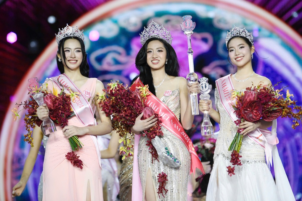 Á hậu gốc Hà Nội dạ thưa giọng Huế khiến khán giả vỗ tay rào rào - 1 Á hậu gốc Hà Nội dạ thưa giọng Huế khiến khán giả vỗ tay rào rào - 1