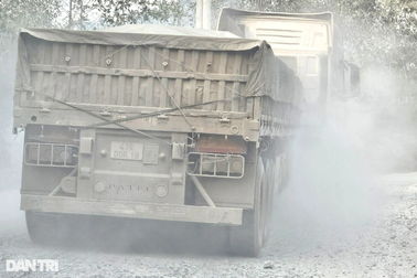 Quốc lộ 14D ở Quảng Nam bị xe tải "cày xới, nát như tương"