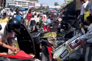 Xe tải chở xoài bị lật đổ, người dân mang túi, bao tải nhặt mang về