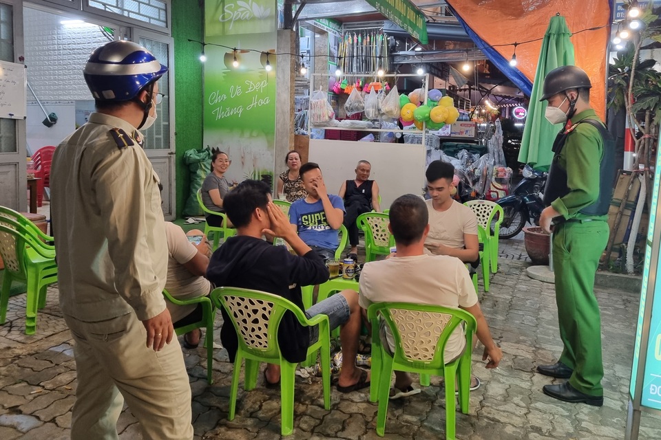 Đà Nẵng: Theo chân đội tuần tra đi xử lý karaoke khủng bố - 2 Đà Nẵng: Theo chân đội tuần tra đi xử lý karaoke khủng bố - 2