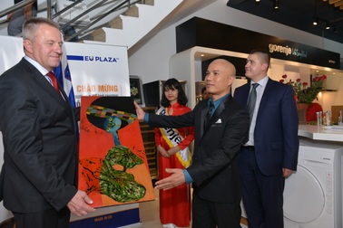 Bộ trưởng Slovenia có chuyến tham quan và làm việc tại Công ty Thanh Long