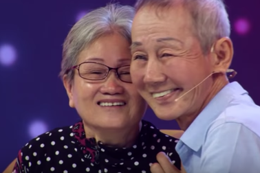 Câu chuyện đầy nước mắt của cụ ông hơn 30 năm hát lô tô