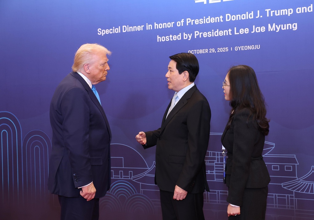 Chủ tịch nước gặp Tổng thống Donald Trump nhân dịp tham dự APEC 2025 - 1