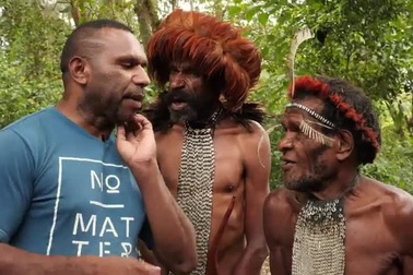 Theo chân du khách tiếp xúc với tộc trưởng của bộ tộc Dani