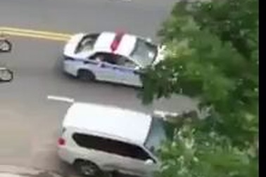 Người đi xe máy vô ý thức tạt đầu đoàn xe cảnh sát dẫn đường tại APEC