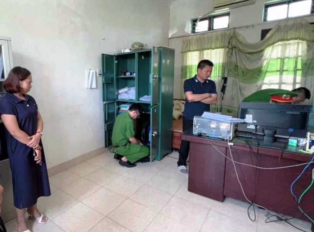 Nữ cán bộ quản lý thị trường bị bắt để điều tra hành vi nhận hối lộ - 2 Nữ cán bộ quản lý thị trường bị bắt để điều tra hành vi nhận hối lộ - 2