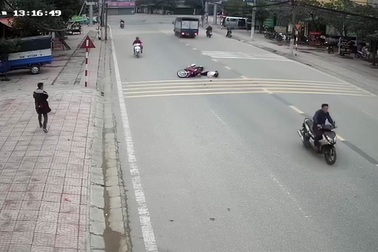 Trích xuất camera truy tìm thanh niên tông cô gái ngã nhào rồi bỏ chạy