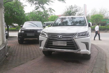 Xe sang giảm giá tính phí trước bạ hàng trăm triệu đồng