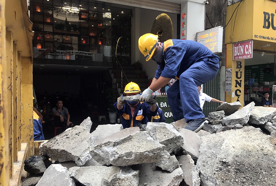 Phá dỡ hàng loạt bục bệ bít cống gây úng ngập trên phố Hà Nội - 6 Phá dỡ hàng loạt bục bệ bít cống gây úng ngập trên phố Hà Nội - 6