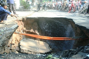 Mặt đường lại “mọc” hố vì vỡ đường ống nước