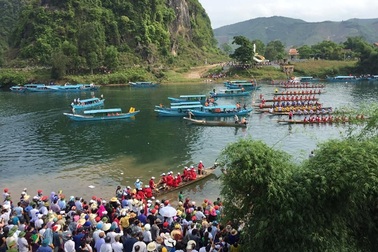 Rộn ràng Hội thi cá trắm và đua thuyền sông Son