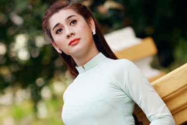 "Người đẹp chuyển giới" Lâm Chi Khanh duyên dáng với tà áo dài