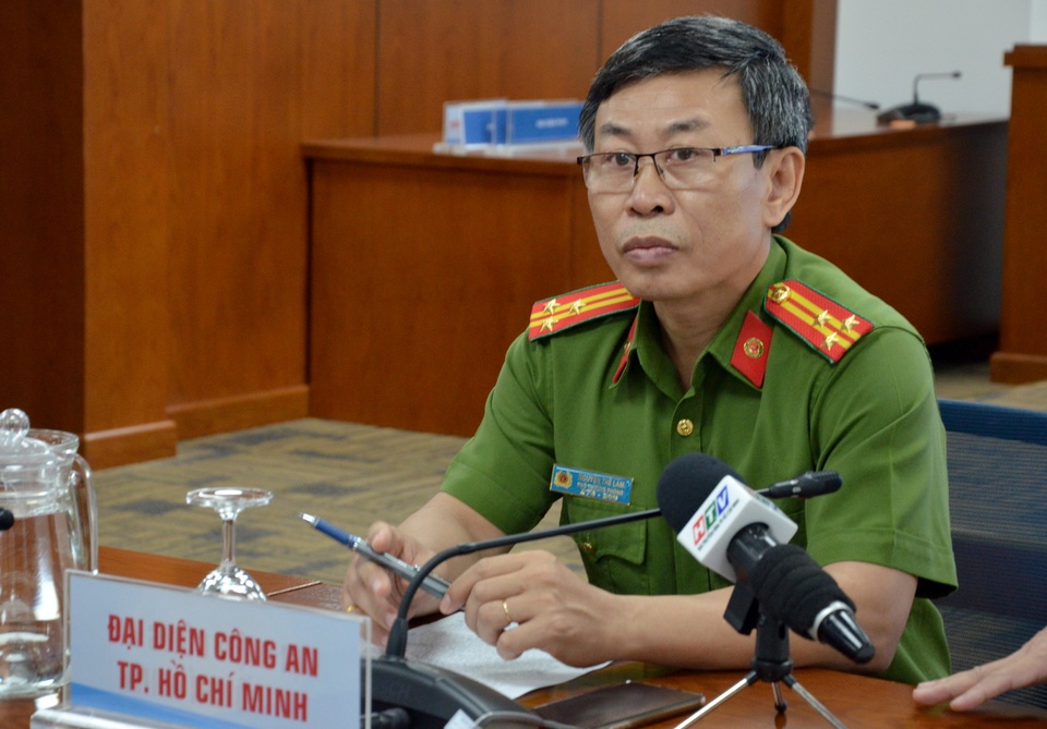 Khởi tố vụ án 200 thanh niên áo màu cam đánh người, đập quán ốc - 1 Khởi tố vụ án 200 thanh niên áo màu cam đánh người, đập quán ốc - 1