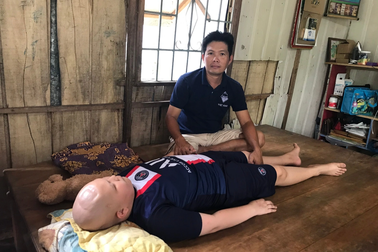 Cha nghèo nhiều lần xin bác sĩ ngưng điều trị cho con