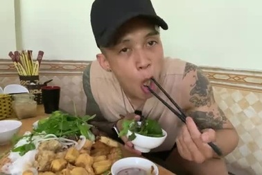 Theo chân khách Tây thưởng thức bún đậu mắm tôm ở Hải Phòng