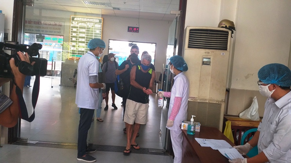 Đà Nẵng: Người dân, du khách chấp hành đeo khẩu trang nơi công cộng - 6 Đà Nẵng: Người dân, du khách chấp hành đeo khẩu trang nơi công cộng - 6