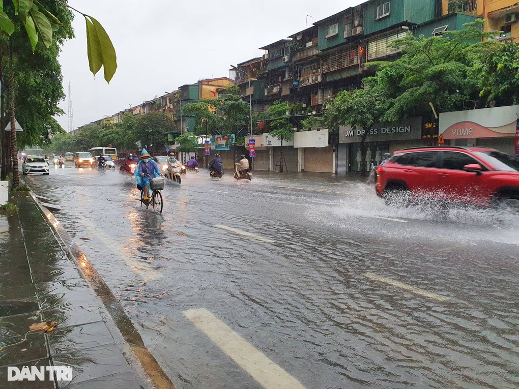 Đường phố Hà Nội thành sông sau trận mưa suốt đêm - 16 Đường phố Hà Nội thành sông sau trận mưa suốt đêm - 16