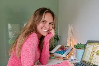 Cô gái 27 tuổi làm việc tự do kiếm được 10.000 USD/tháng